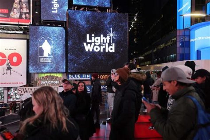 Carteleras publicitarias de Ilumina el Mundo en Times Square