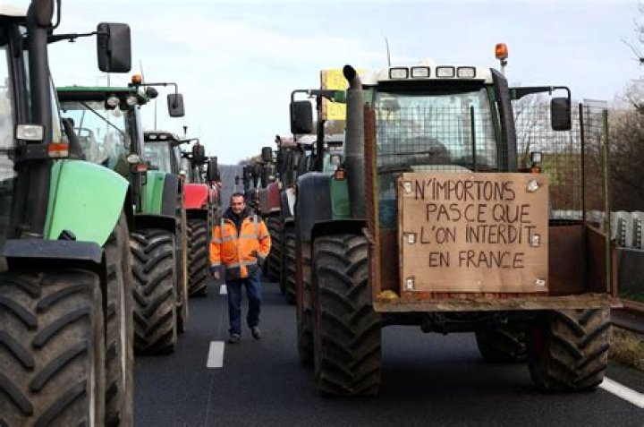 France's 2 key farmers unions decide to lift road blocks
