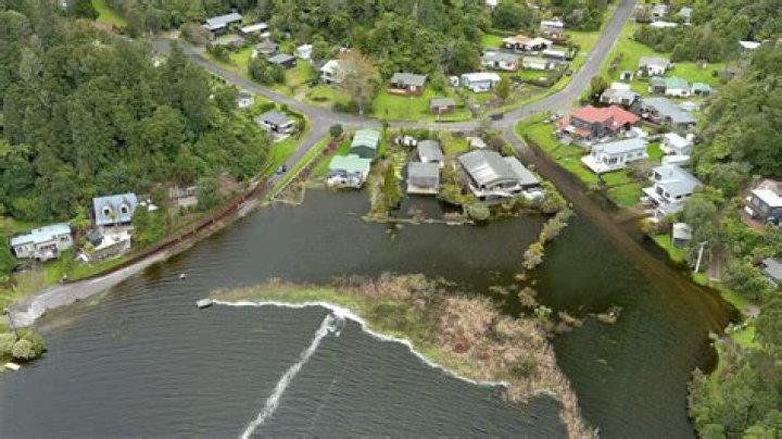 Lake Rotoehu rises two metres in a year, threatening homeowners