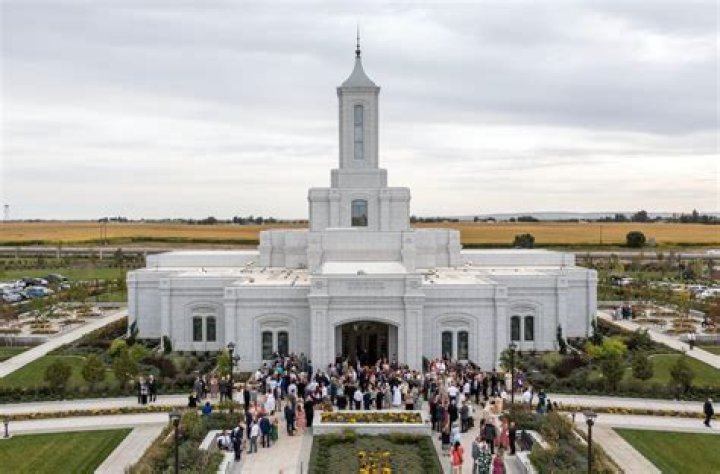 Elder Cook dedicates Moses Lake Washington Temple