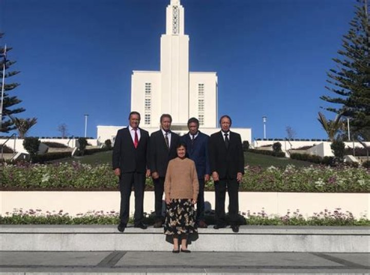 Mou Tham family returns to Hamilton New Zealand Temple